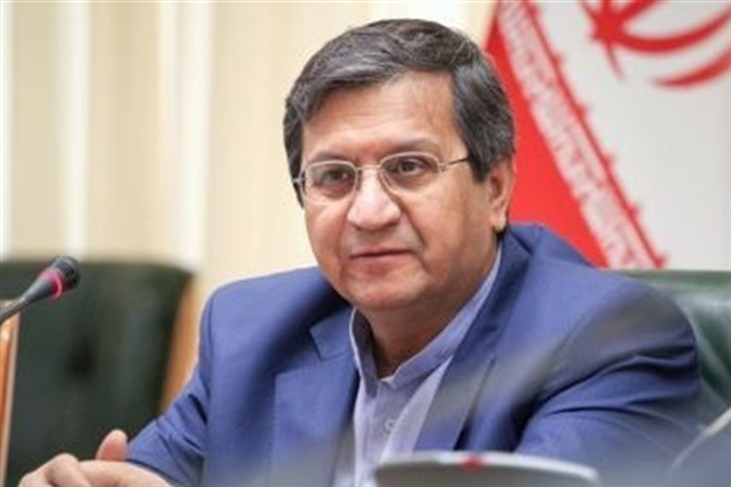 همتی: بانک مرکزی به‌موقع و با قدرت در بازار ارز مداخله می کند