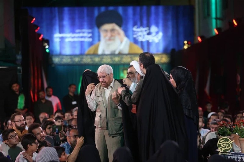 اهدای عبای رهبر شهید انقلاب به حاج صادق آهنگران توسط خسروپناه