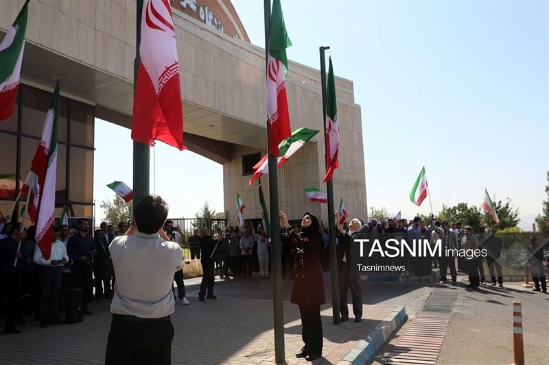 روز اهتزاز پرچم؛ پرچم ایران و دانشگاهیان بالاست